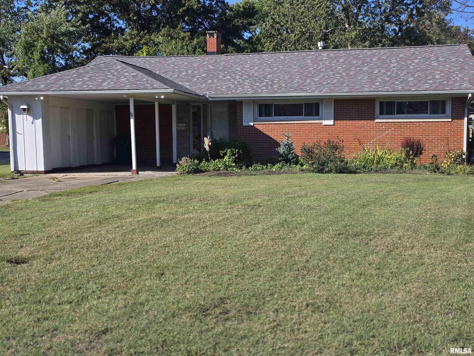 Property Photo:  32 Circle Drive  IL 62801 