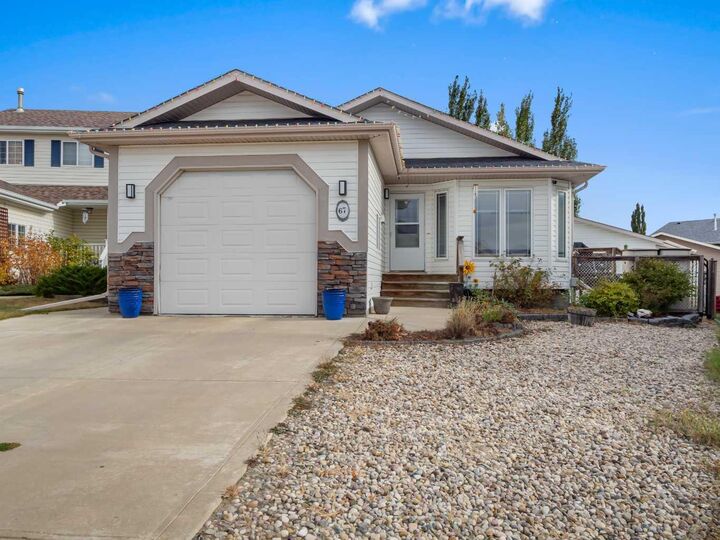 67 Plumtree Crescent  Blackfalds AB T4M 0E1 photo