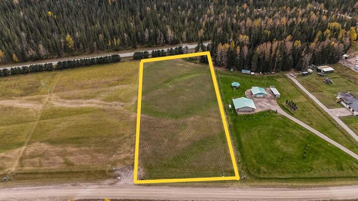 Property Photo:  17 West Country Boulevard  AB T0M 0M0 