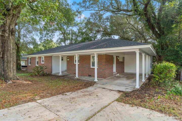 Property Photo: 4252 Acacia Dr FL 32503