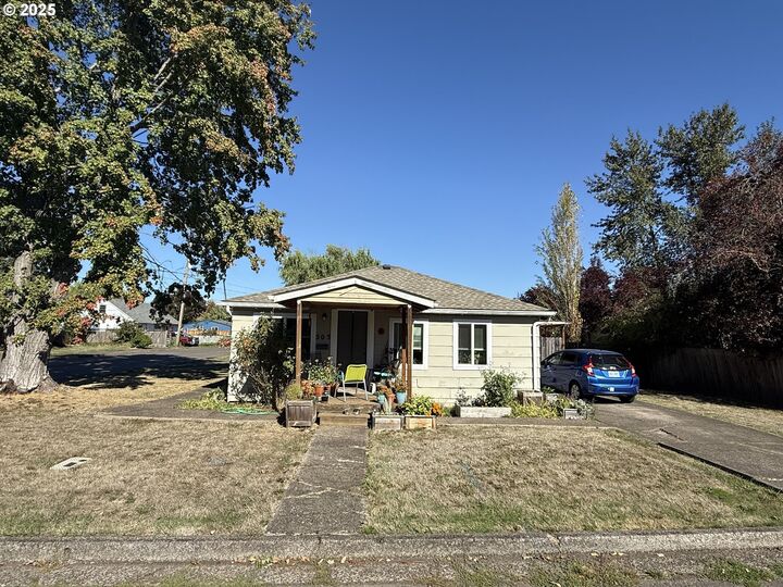 Property Photo: 505 E 32nd St OR 97405