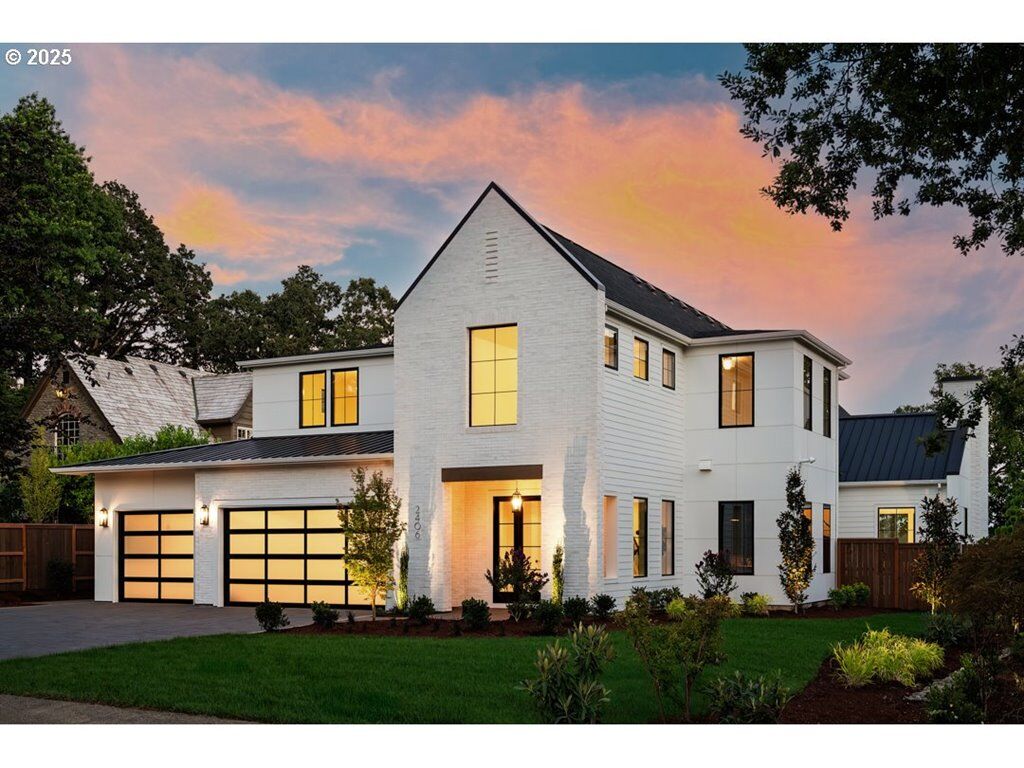 Property Photo: 2406 Glen Eagles Rd OR 97034