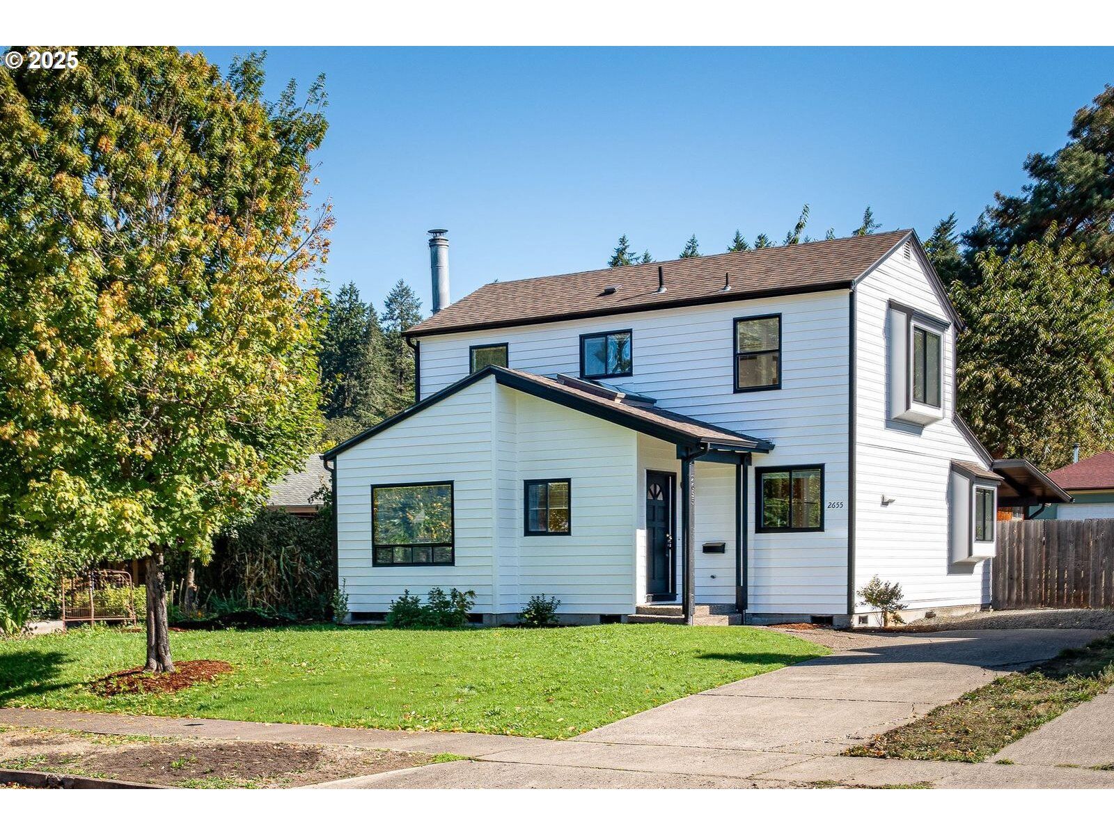 Property Photo:  2655 Harris St  OR 97405 