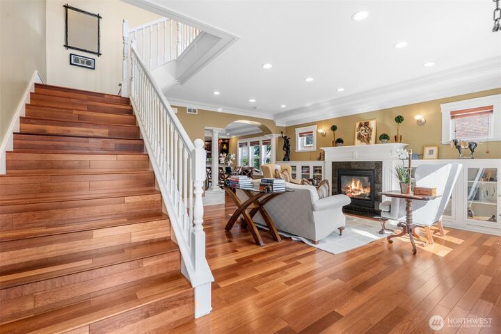 Property Photo:  400 NE 50th Street  WA 98105 