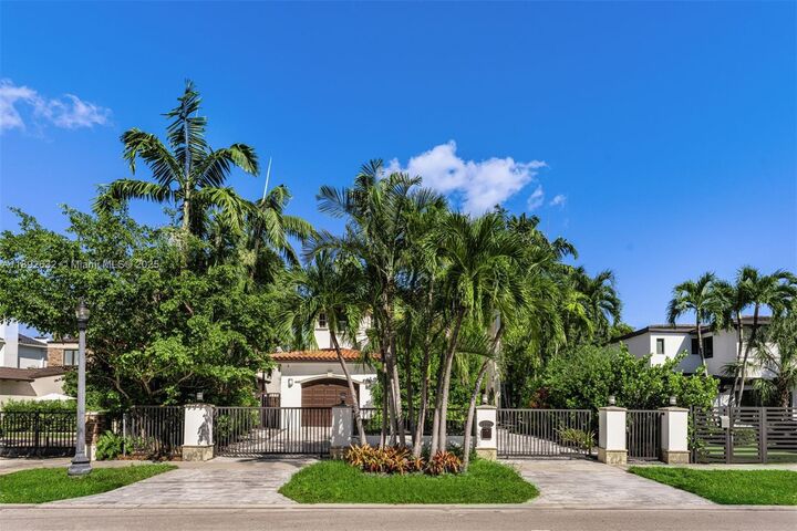 Property Photo:  