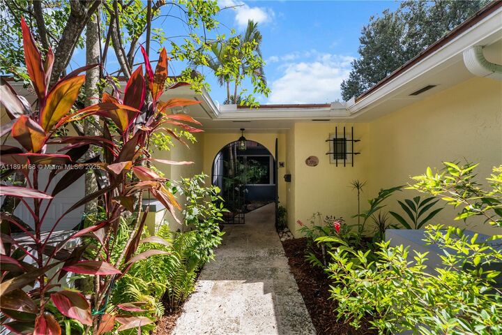 Property Photo: 7711 Erwin Rd FL 33143