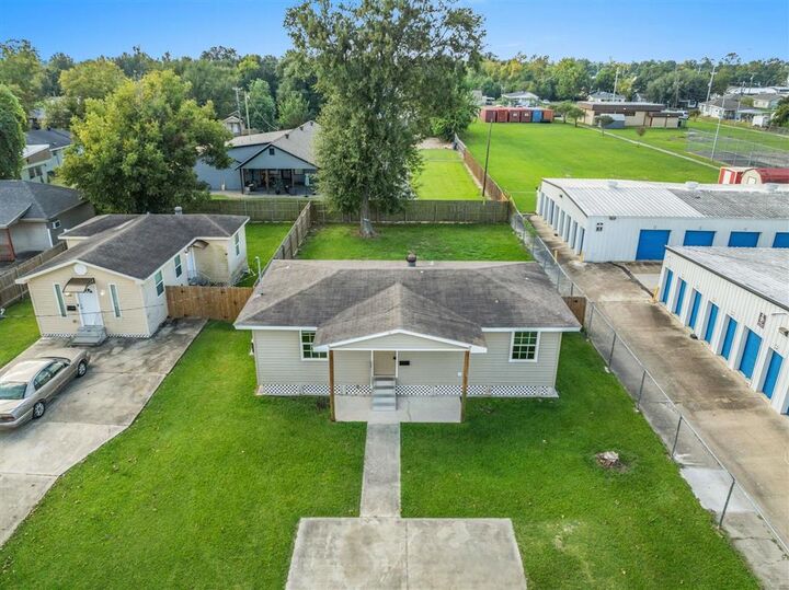 Property Photo: 628 15th Street B LA 70601