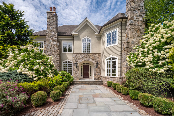 Property Photo:  64 Far Hills Drive  CT 06001 