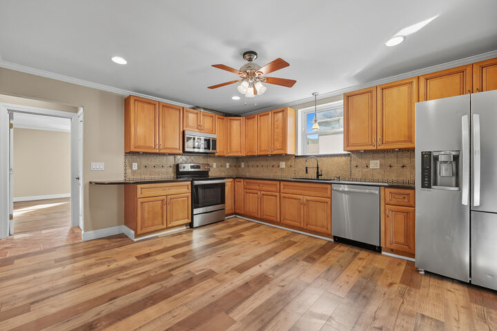 Property Photo:  142 Wolcott Street 1  CT 06010 