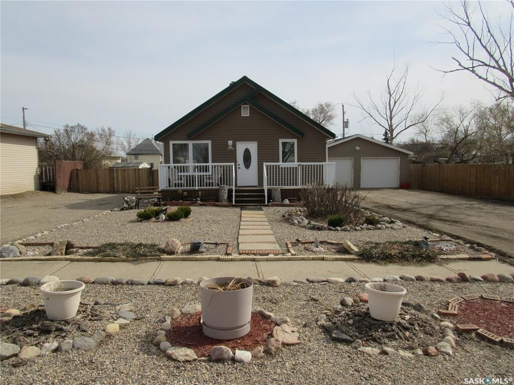 Property Photo: 206 7th Avenue W SK S0L 2V0