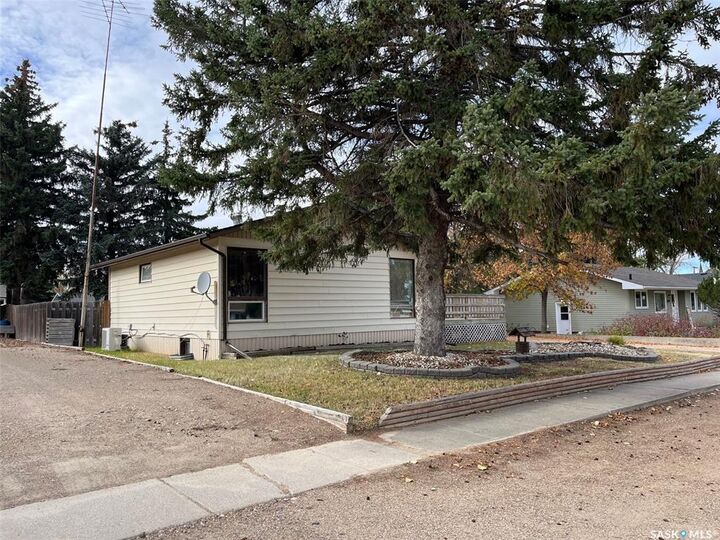 Property Photo: 522 1st Street E SK S0H 2K0
