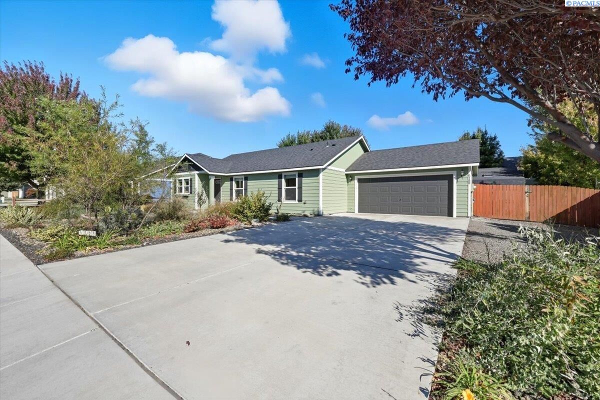 Property Photo: 5188 Pinehurst St WA 99353