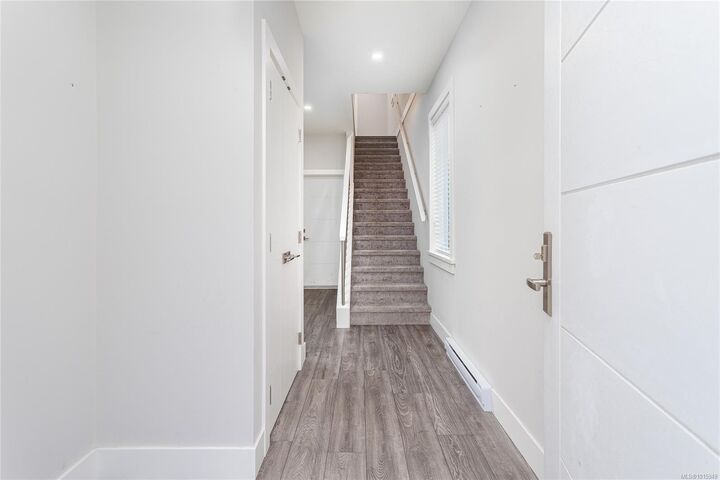 Property Photo:  629 Selwyn Close  BC V9B 6M1 