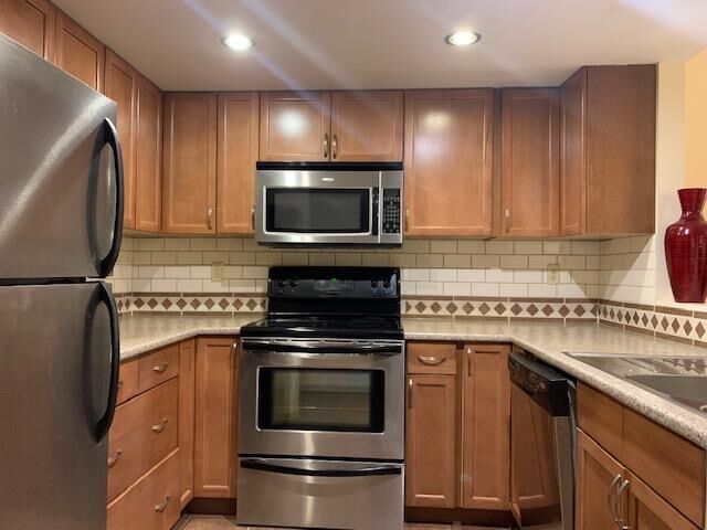 Property Photo: 1441 Garden Place #219 BC V4M 3Z2