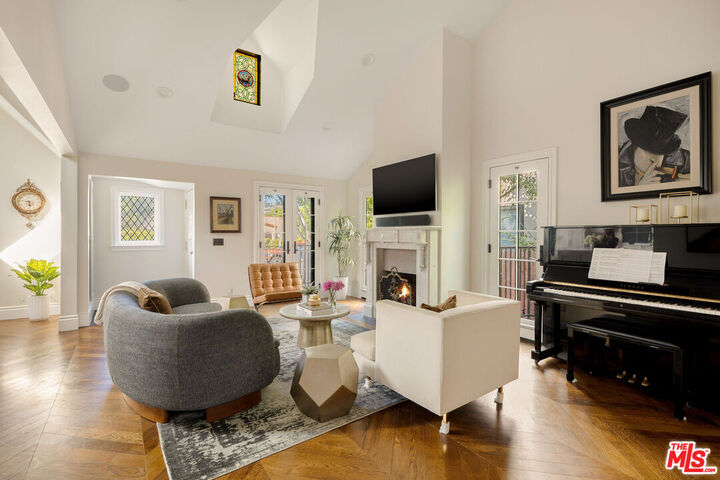 Property Photo:  8906 Ashcroft Ave  CA 90048 