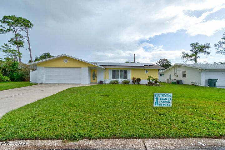 Property Photo: 1309 Golfview Drive FL 32114