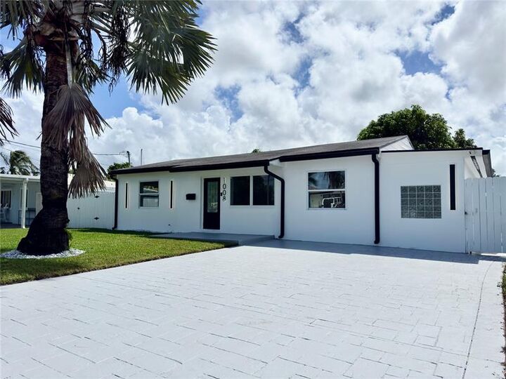 Property Photo:  1008 Mango Isle  FL 33315 