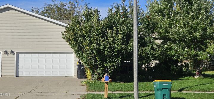 Property Photo: 436 Calgary Avenue E ND 58503
