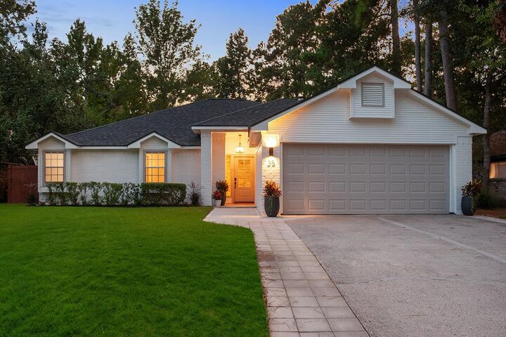 Property Photo: 35 Woodelves Place TX 77381