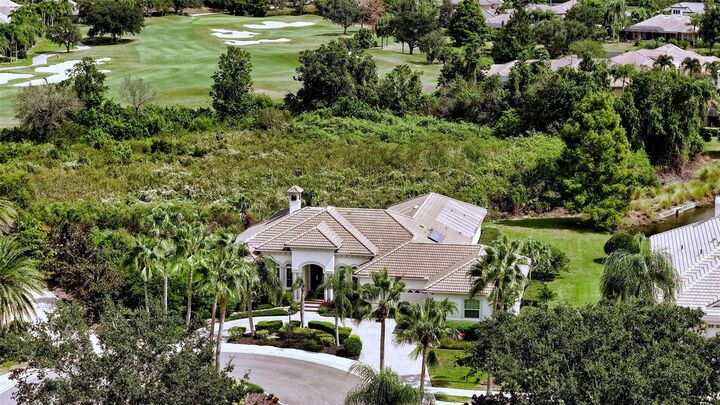 Property Photo: 7807 Rosehall Cove FL 34202