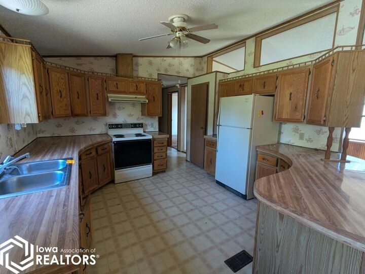 Property Photo:  307 E School Street  IA 52649 