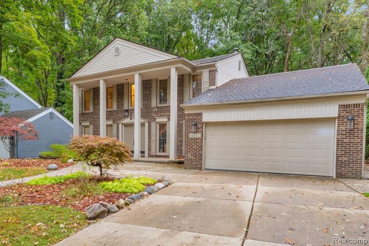 Property Photo:  18500 Mayfield Street  MI 48152 3240 