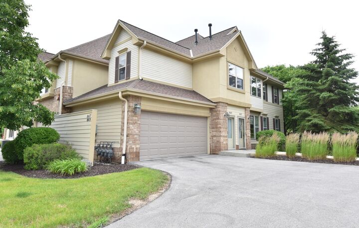 8619 S Deerwood Ln  Franklin WI 53132 photo