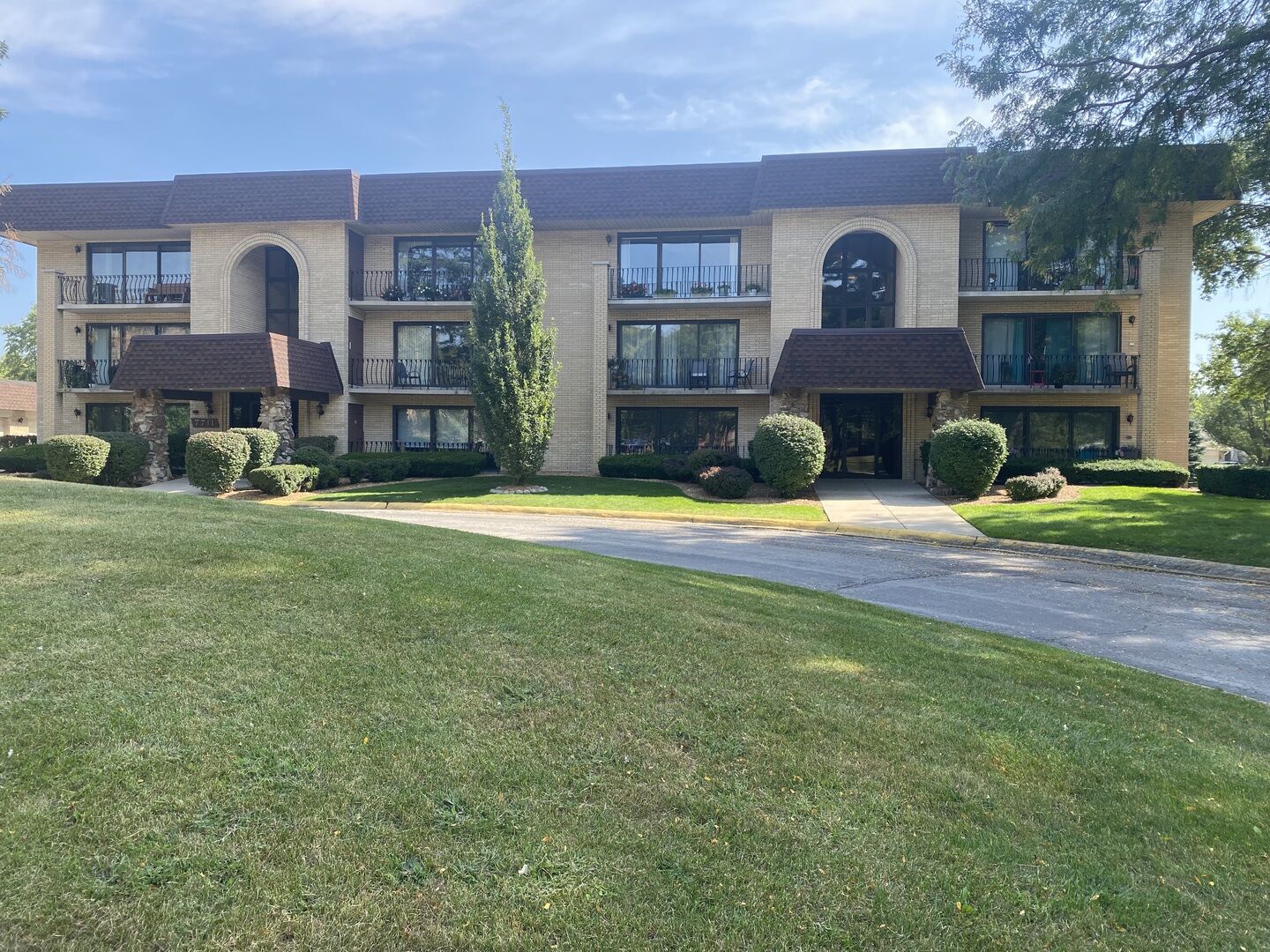 Property Photo: 7715 Sussex Creek Drive 1D IL 60561