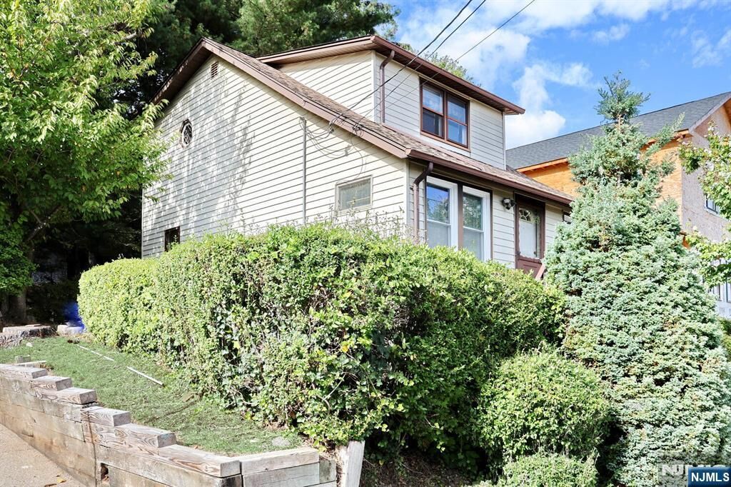 Property Photo:  51 Mountainside Terrace  NJ 07013 