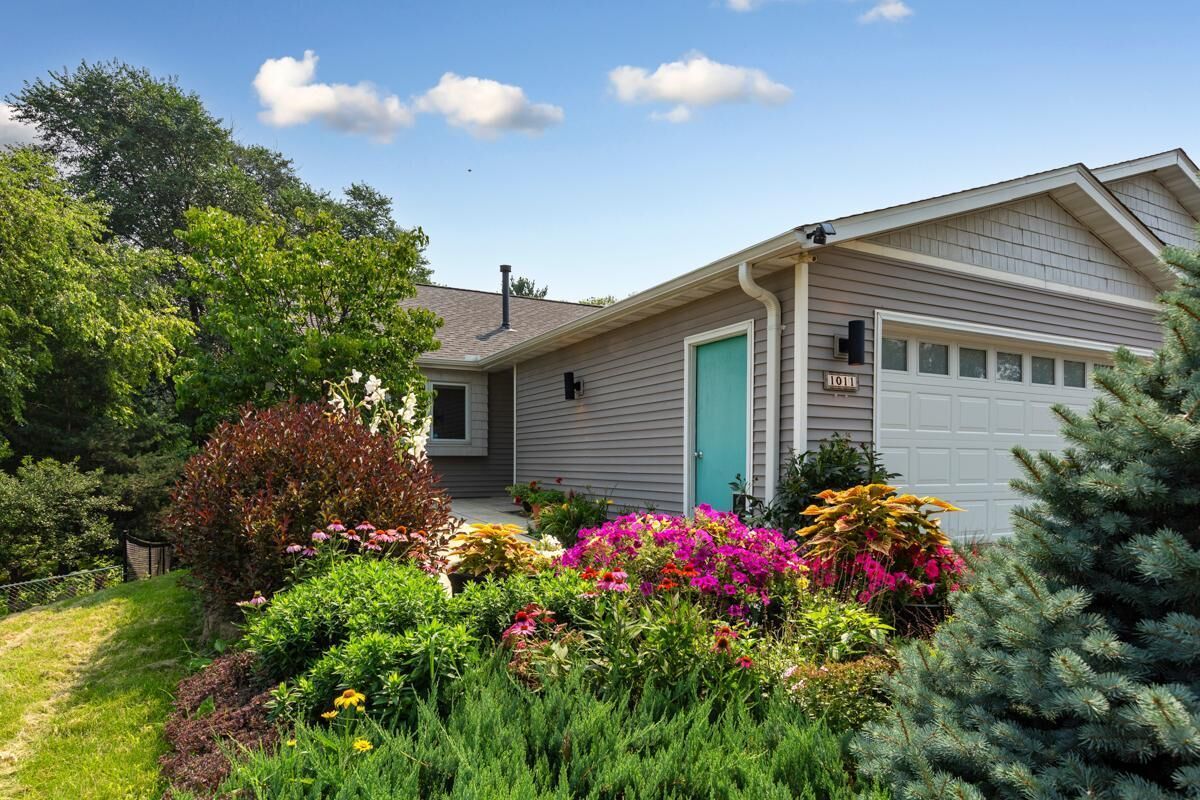 Property Photo:  1011 Poplar Street  MN 55057 