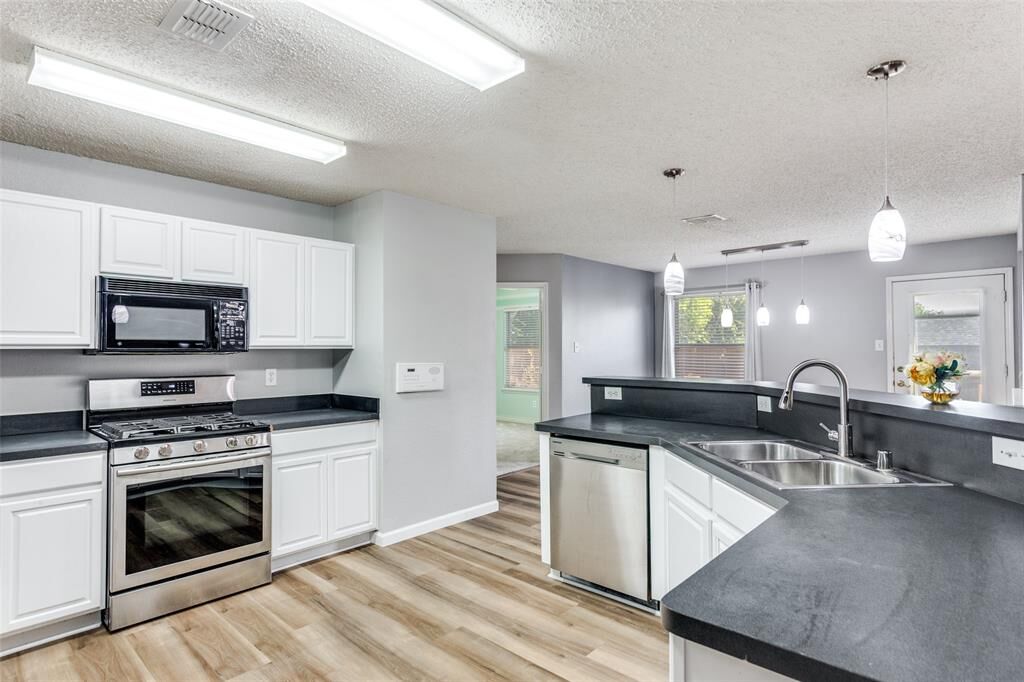 Property Photo: 2704 Country Grove Trail TX 76063