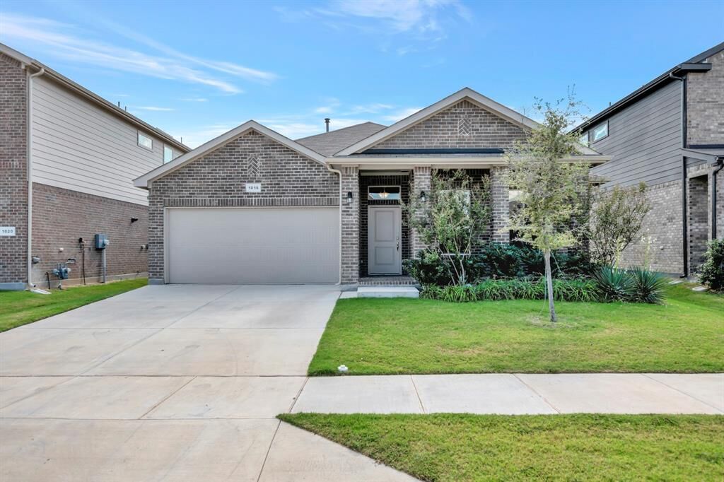 Property Photo:  1016 Croxley Way  TX 76247 