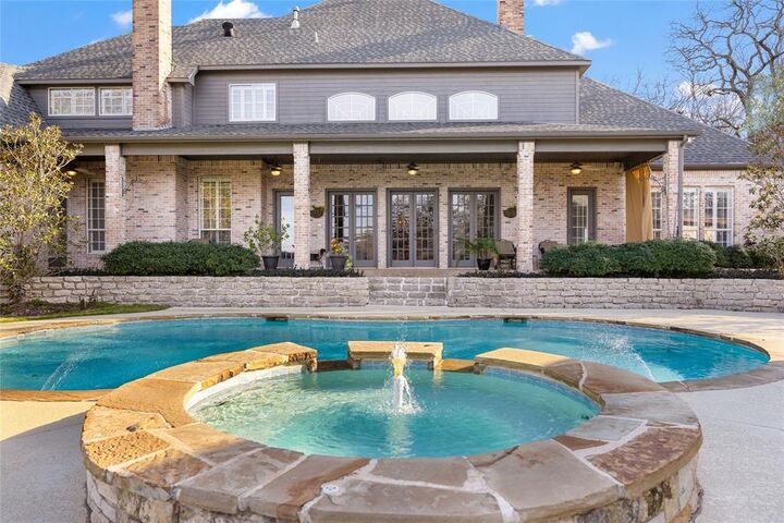 Property Photo: 550 N Peytonville Avenue TX 76092