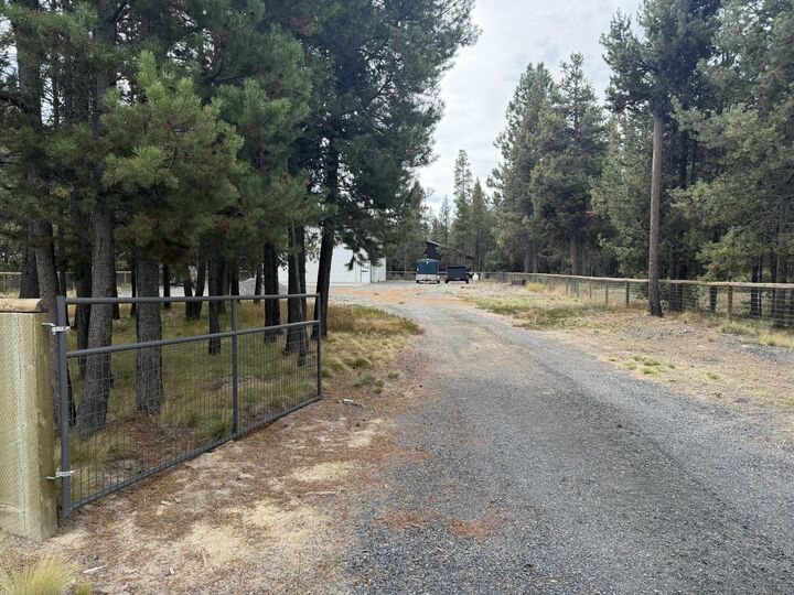 Property Photo: 17037 Downey Road OR 97707