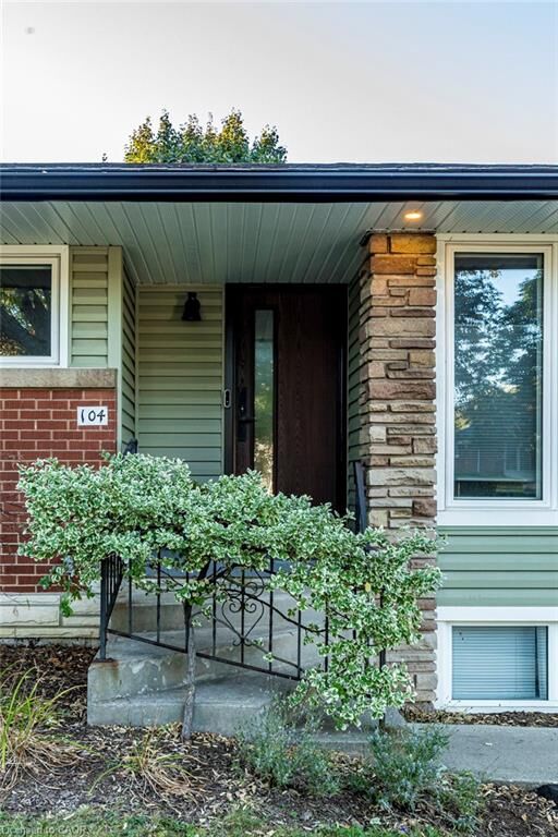Property Photo:  104 West 33rd Street  ON L9C 5J1