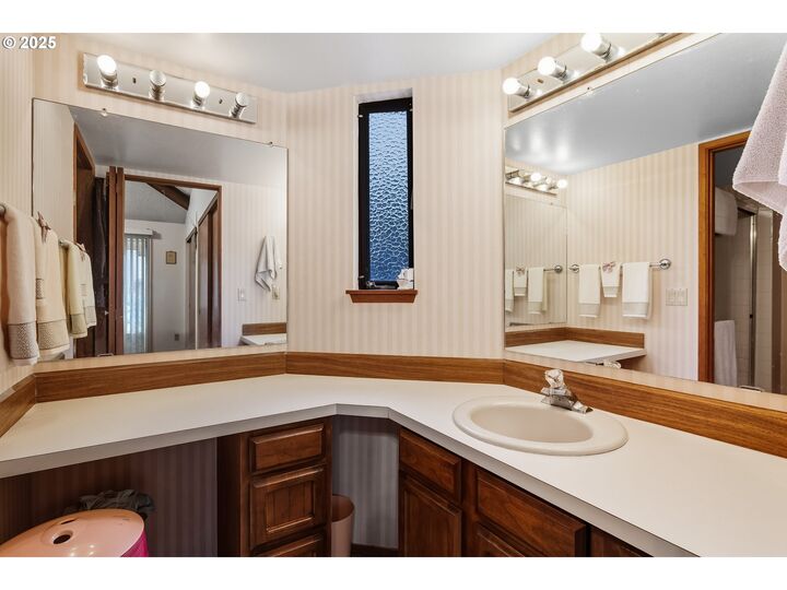 Property Photo:  1410 Woodland Ter  OR 97034 
