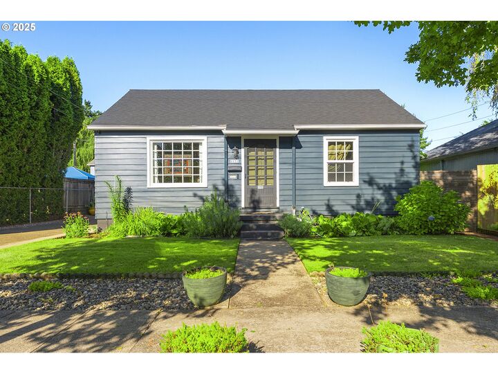 Property Photo: 8831 N Wayland Ave OR 97203