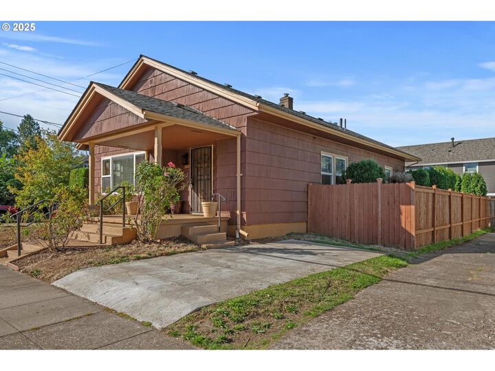 Property Photo:  1805 NE Emerson St  OR 97211 