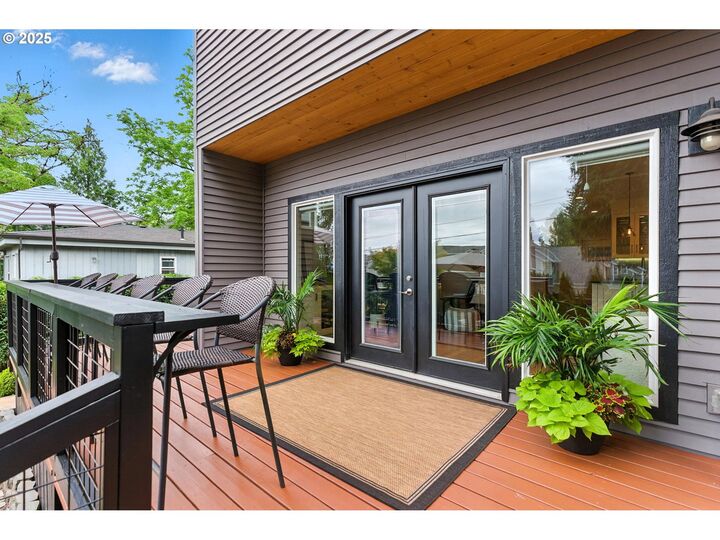 Property Photo:  639 2nd St  OR 97034