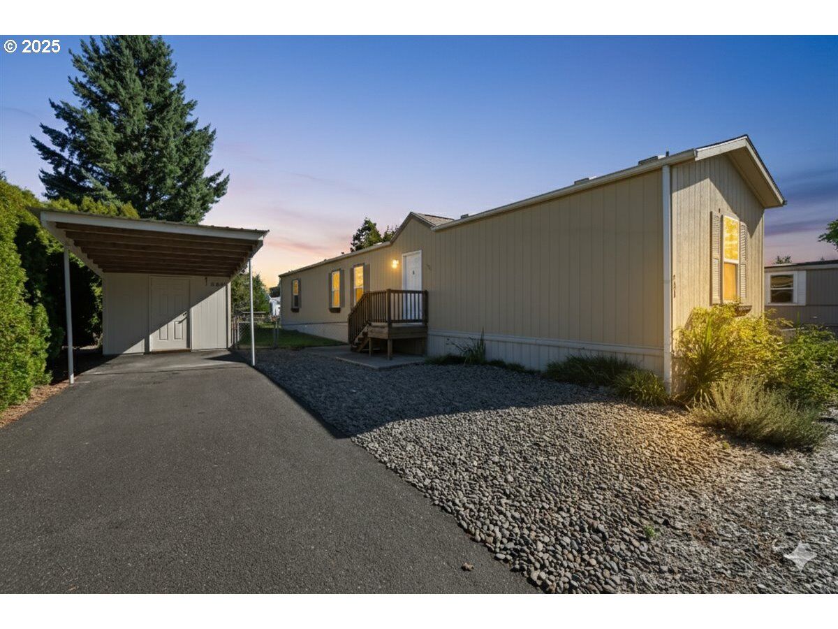 Property Photo:  300 SW 7th Ave 901  WA 98604 