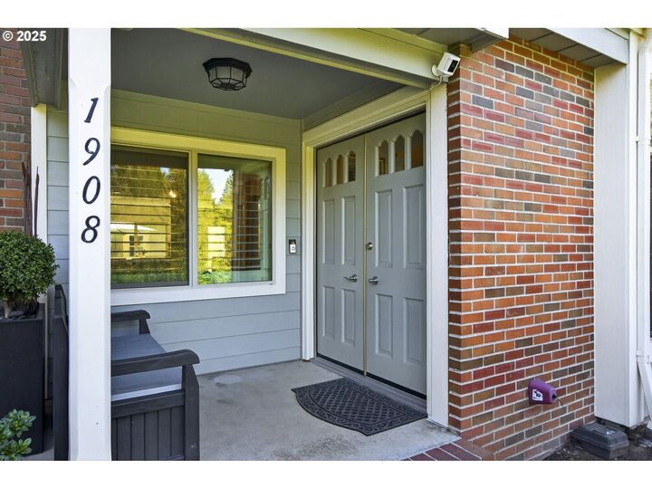 Property Photo:  1908 Bonniebrae Dr  OR 97034