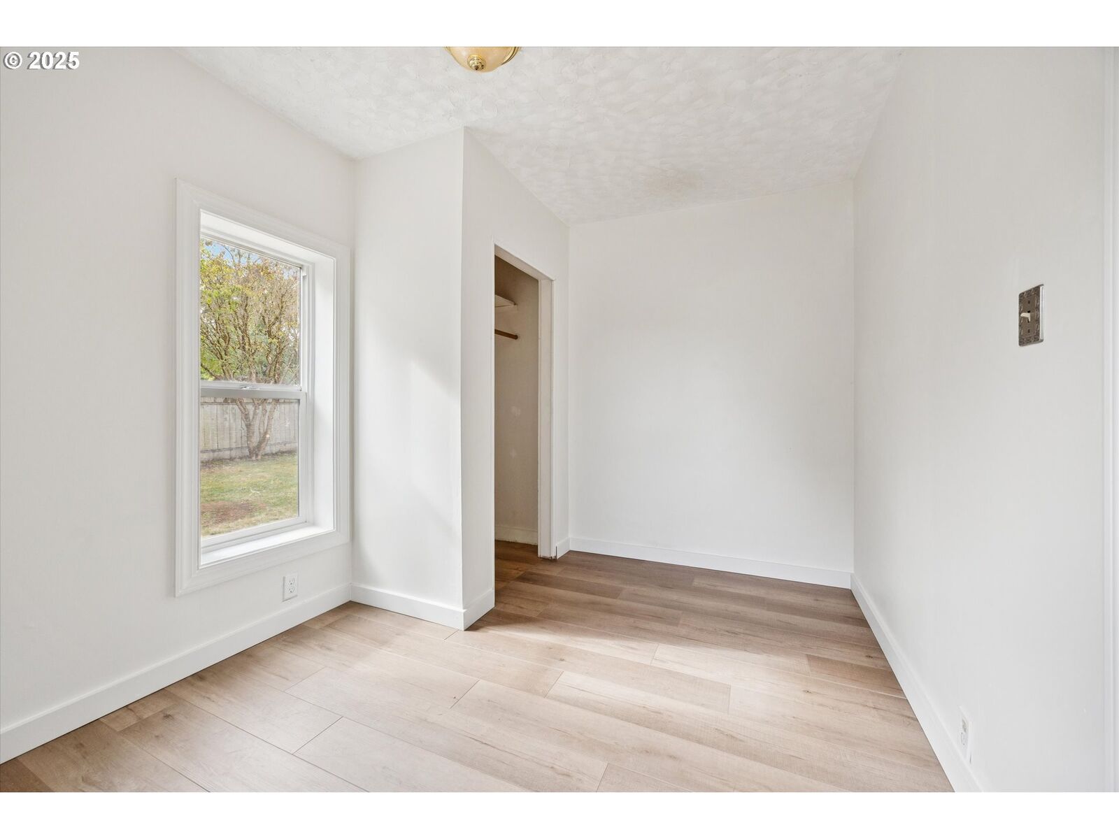 Property Photo: 1905 NE 155th Ave OR 97230