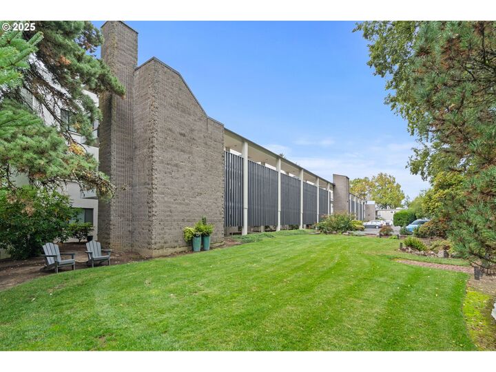 Property Photo:  790 SE Webber St 104  OR 97202 