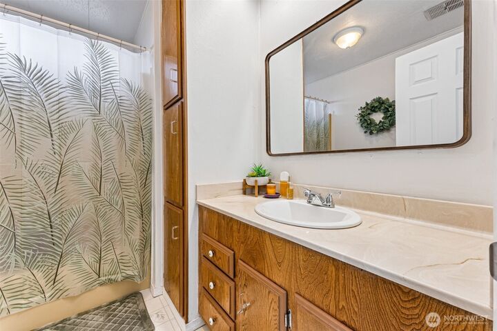 Property Photo: 1402 22nd Street NE 52 WA 98002