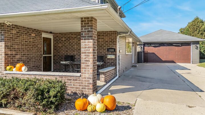 Property Photo: 1506 E Main Street WI 54140