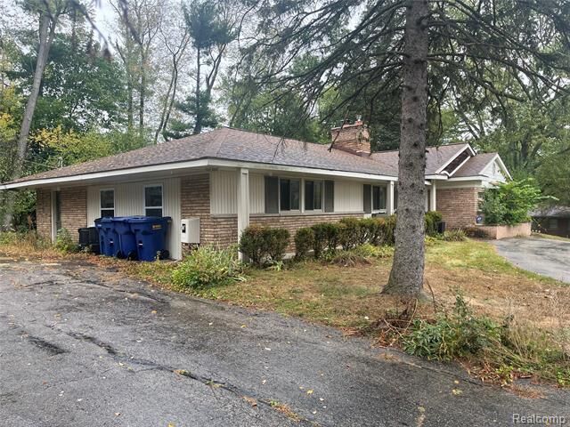 Property Photo:  240 Applewood Lane  MI 48302 