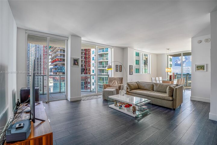 Property Photo: 253 NE 2nd St 3203 FL 33132
