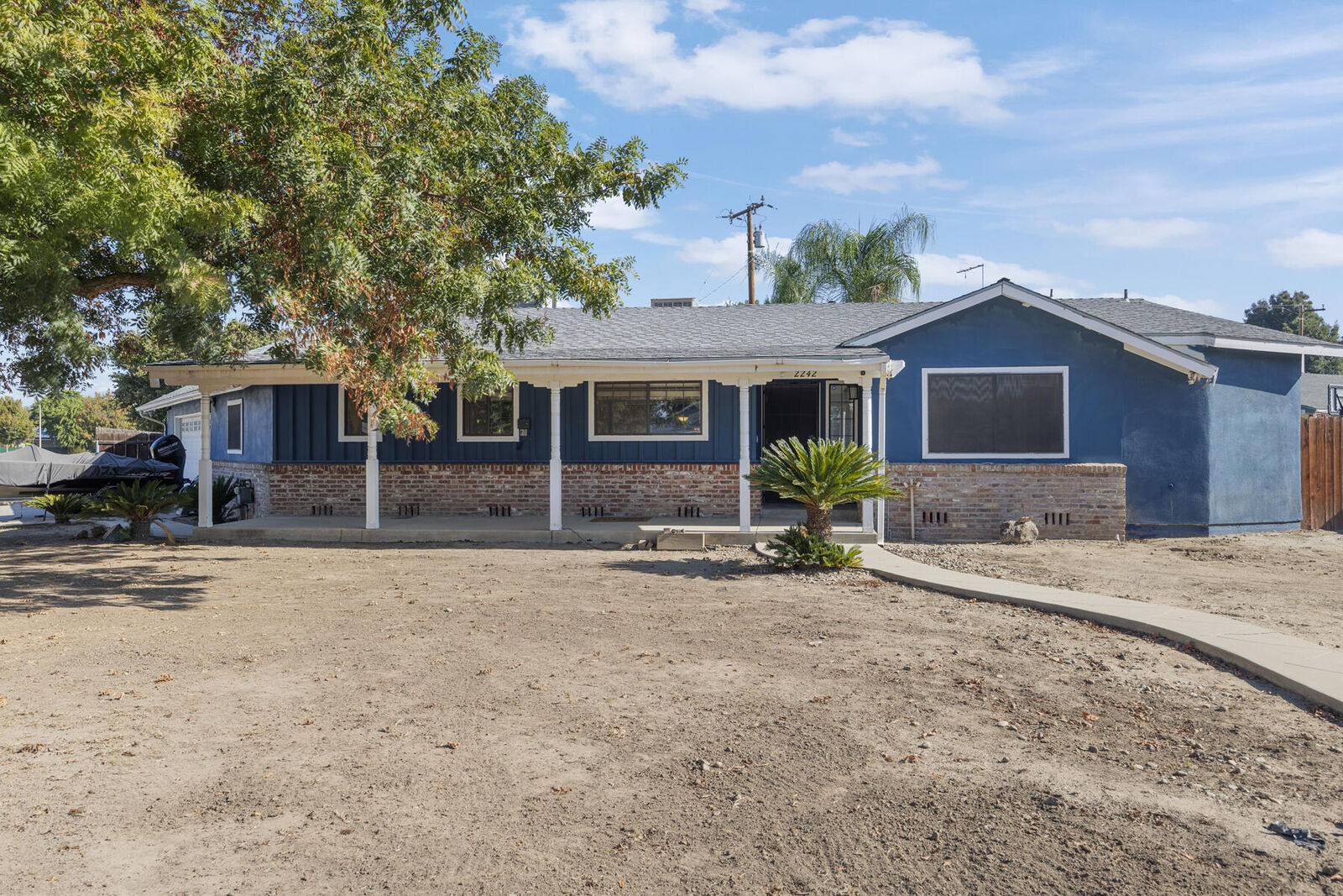 Property Photo: 2242 E Howard Avenue CA 93292