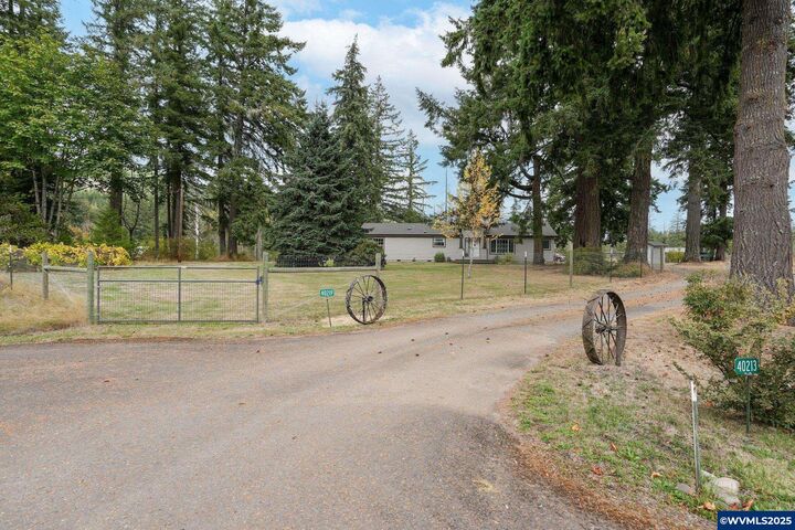 Property Photo:  40219 N Dogwood Rd  OR 97360 