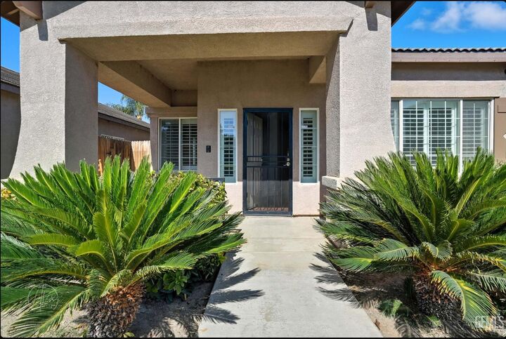 Property Photo: 11110 Vista Del Valle Dr CA 93311